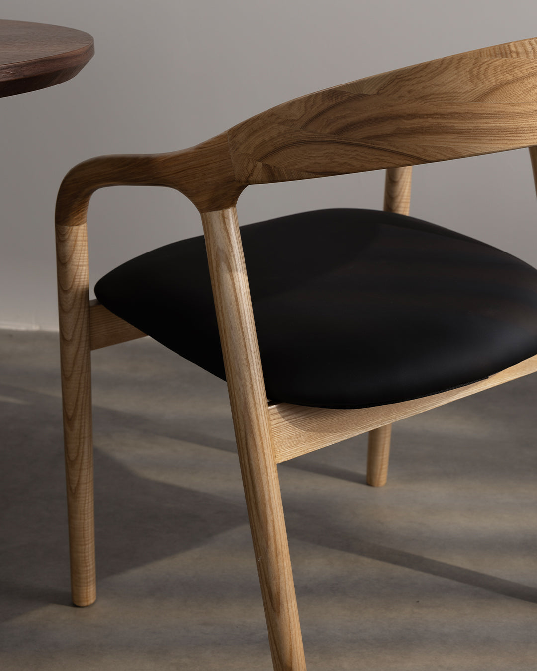 Riva Holzstuhl natürlicher Schwarz